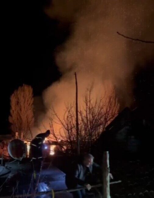 Çankırı'nın Ilgaz ilçesindeki Yukarımeydan köyünde bilinmeyen bir nedenle çıkan yangında