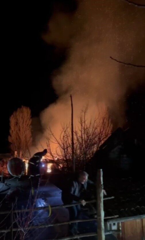 Çankırı'nın Ilgaz ilçesindeki Yukarımeydan köyünde bilinmeyen bir nedenle çıkan yangında