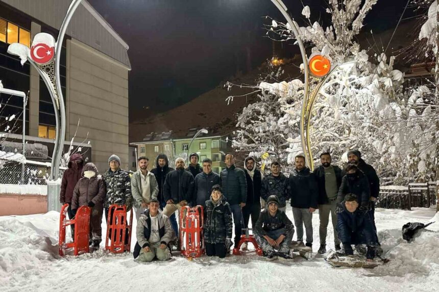 Çatak’ta kar tatili, öğrencilerin kızak keyfi ile renkli anlara sahne oldu