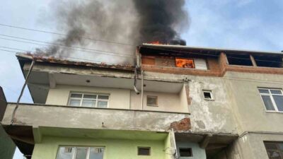 Tekirdağ'ın Ergene ilçesinde, Yeşiltepe Mahallesi'nde 3 katlı bir evin çatı