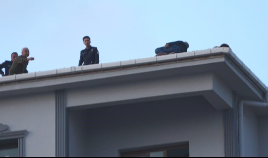 Kozan’da bir inşaat boyacısı, alacakları yüzünden çatıya çıkarak gerginliğe neden oldu Adana'nın Kozan ilçesinde, alacaklarını tahsil eden boyacı Ş.B. (40), inşaatın