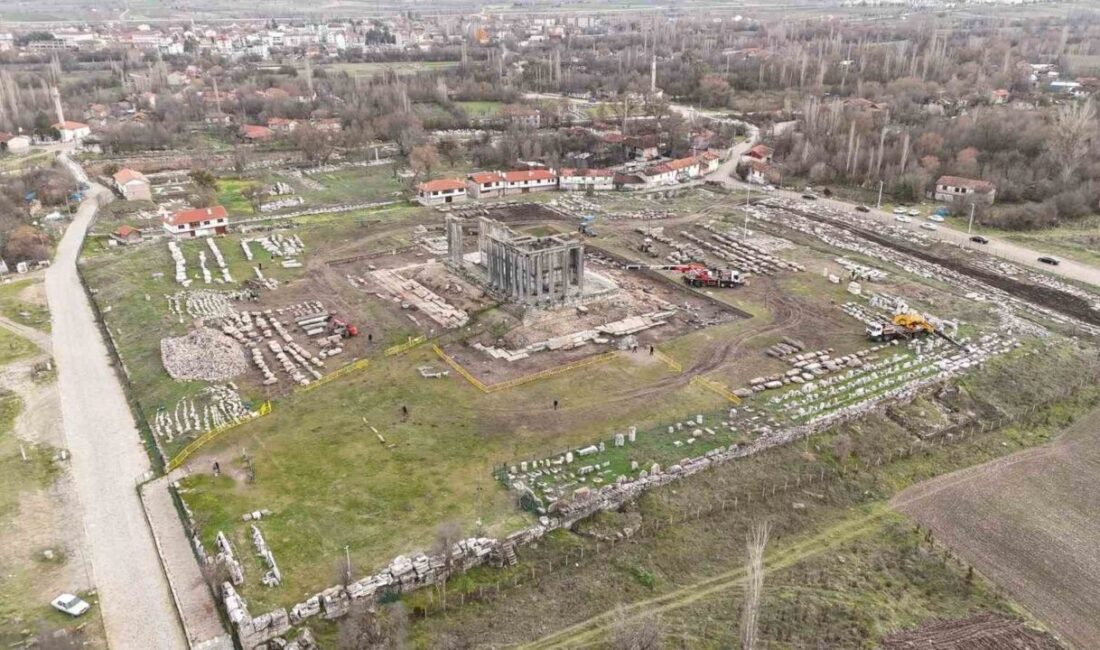 Kütahya Valisi Musa Işın, Aizanoi Antik Kenti’ndeki Kazı ve Restorasyon Çalışmalarını İnceledi Kütahya Valisi Musa Işın, Aizanoi Antik Kenti'ndeki kazı ve restorasyon