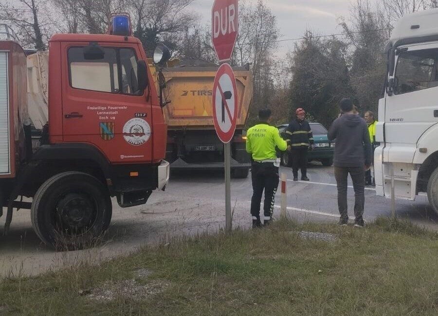 Çaycuma’da Tır ile Otomobil Çarpıştı: 1 Yaralı, Trafik Durma Noktasına Geldi Zonguldak'ın Çaycuma ilçesinde, tır ile otomobil arasındaki çarpışmada B.K. isimli