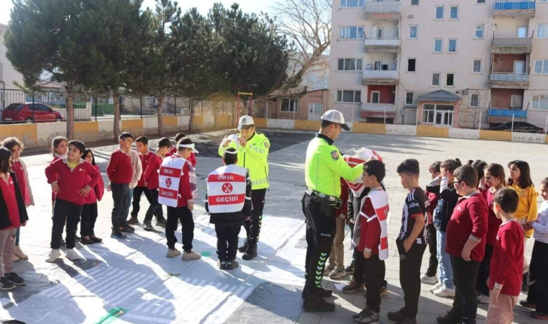 Erzincan Emniyet Müdürlüğü, Çayırlı’daki 29 Ekim İlkokulu Öğrencilerine Trafik Güvenliği Eğitimi Verdi Erzincan'da Çayırlı İlçe Emniyet Amirliği, 29 Ekim İlkokulu öğrencilerine "Trafik