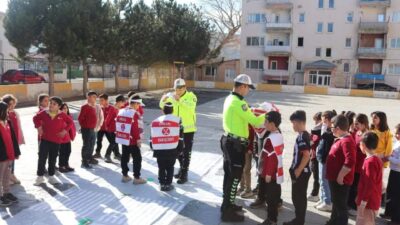 Erzincan'da Çayırlı İlçe Emniyet Amirliği, 29 Ekim İlkokulu öğrencilerine "Trafik