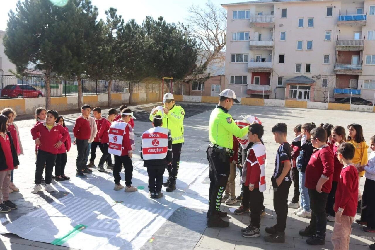 Erzincan'da Çayırlı İlçe Emniyet Amirliği, 29 Ekim İlkokulu öğrencilerine "Trafik