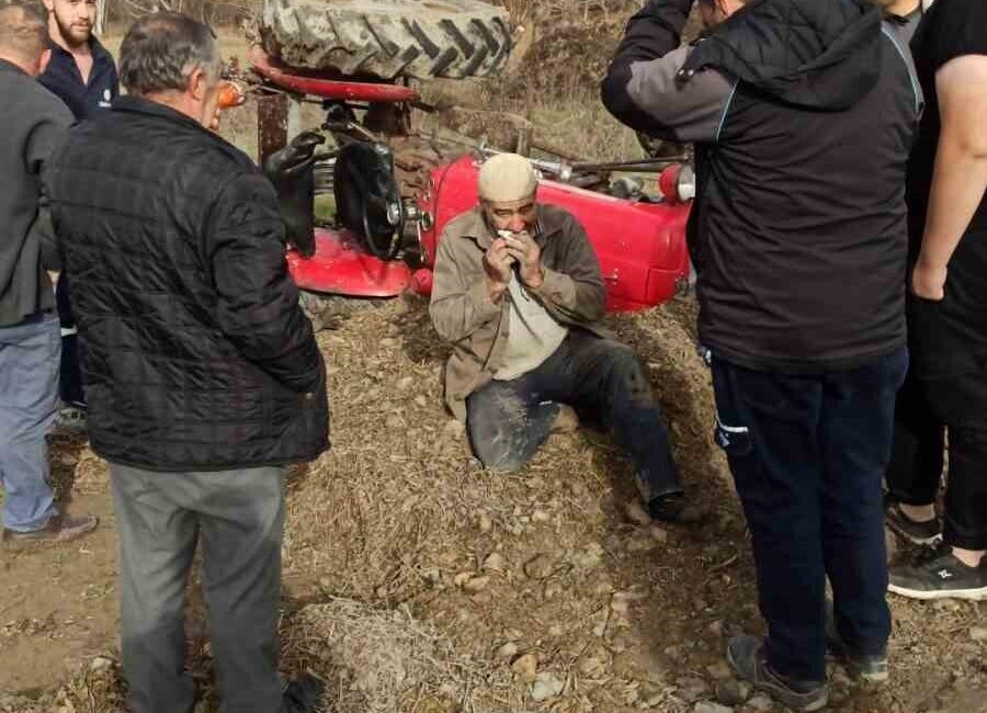 Kastamonu'da cenaze aracı ile traktörün çarpışması sonucu 4 kişi yaralandı.