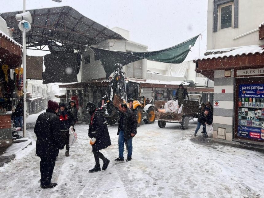 Çermik’te Sabaha Karla Uyanan İlçe, Belediye Çalışmalara Başladı