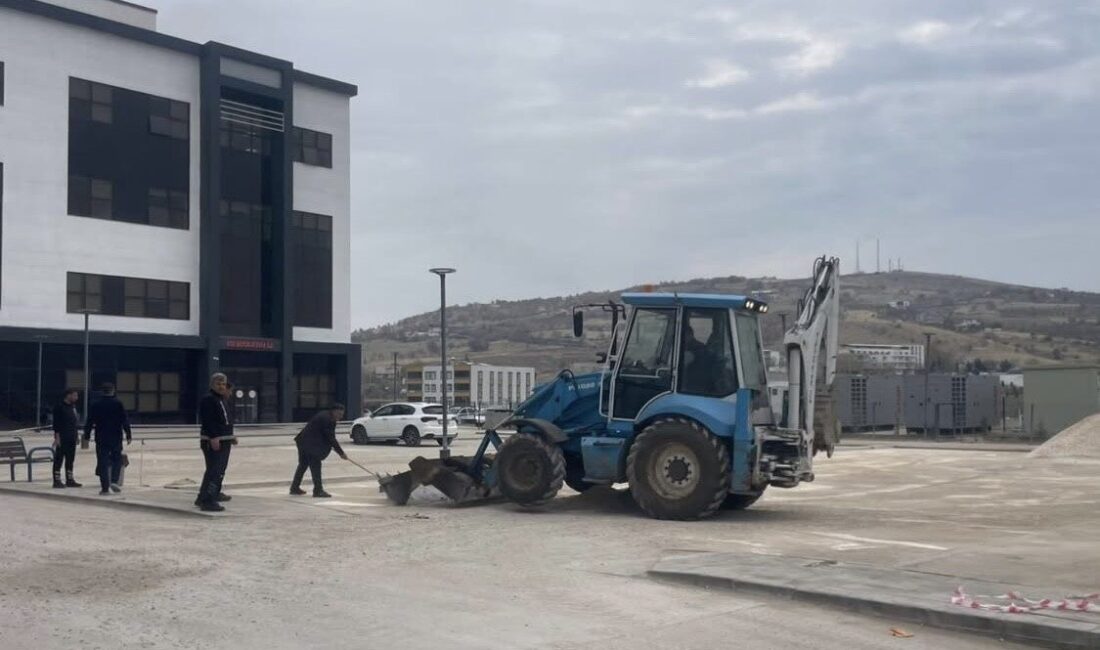 Diyarbakır'ın Çermik İlçe Devlet Hastanesi otoparkında genişletme çalışmaları başladı. Yoğun
