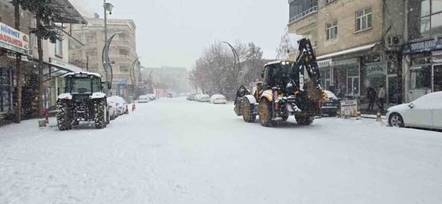 Diyarbakır’ın Çermik ilçesinde yoğun kar yağışı ulaşımı olumsuz etkiledi.
