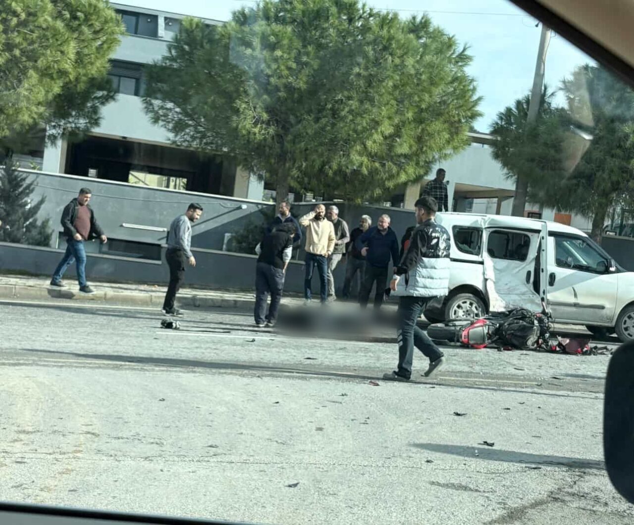 İzmir'in Çeşme ilçesinde, Samet Kilci'nin kullandığı plakasız motosiklet, Hakan Karalıoğlu'nun