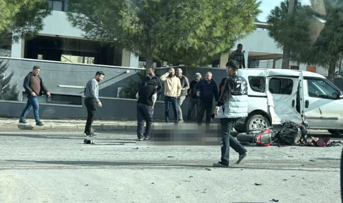 İzmir'in Çeşme ilçesinde hafif ticari araçla motosikletin çarpışması sonucu motosiklet
