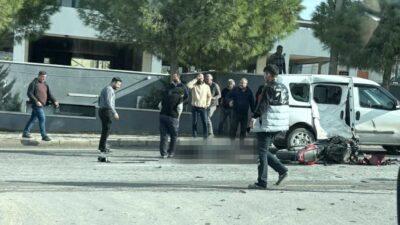 İzmir'in Çeşme ilçesinde hafif ticari araçla motosikletin çarpışması sonucu motosiklet