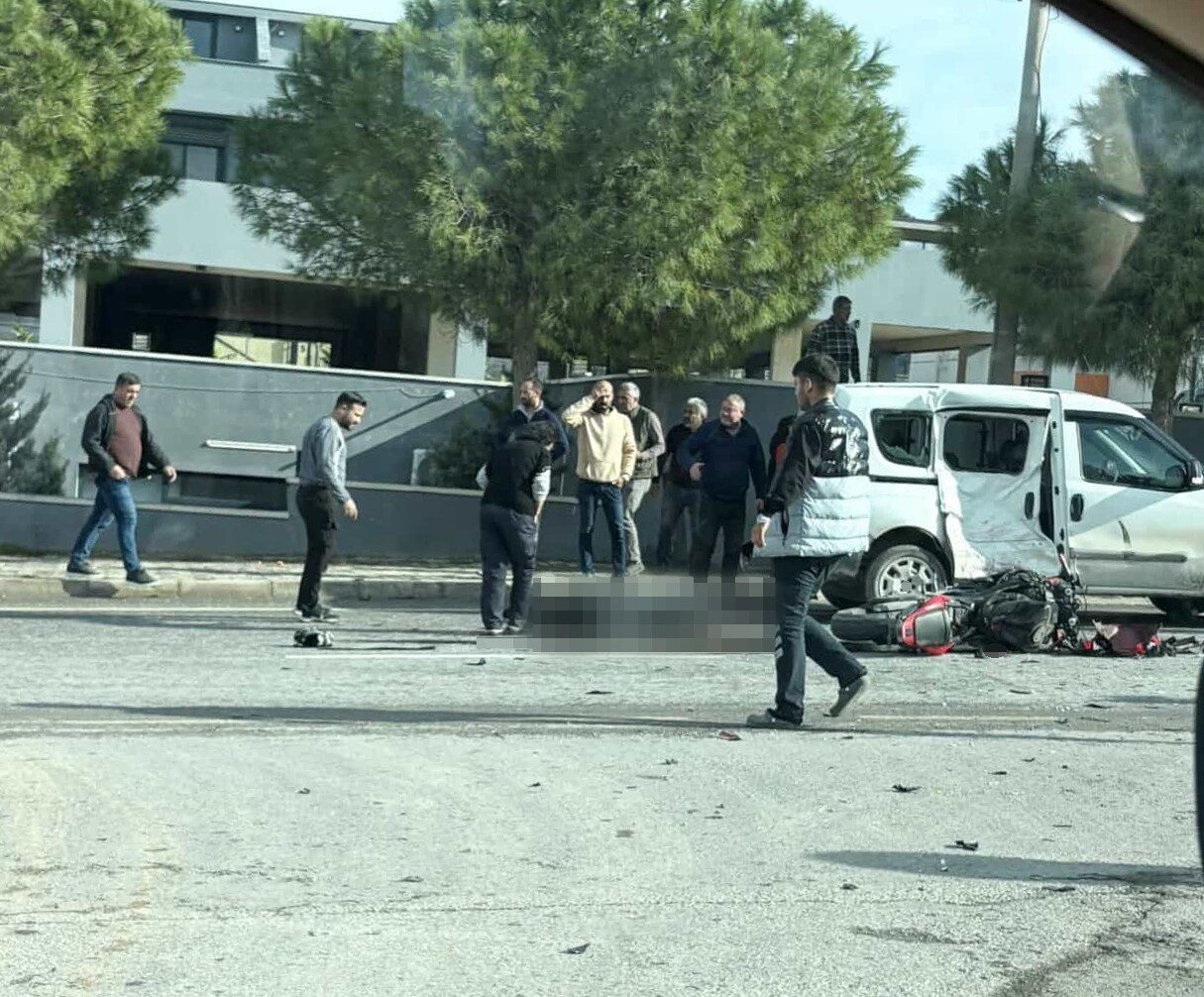 İzmir'in Çeşme ilçesinde hafif ticari araçla motosikletin çarpışması sonucu motosiklet