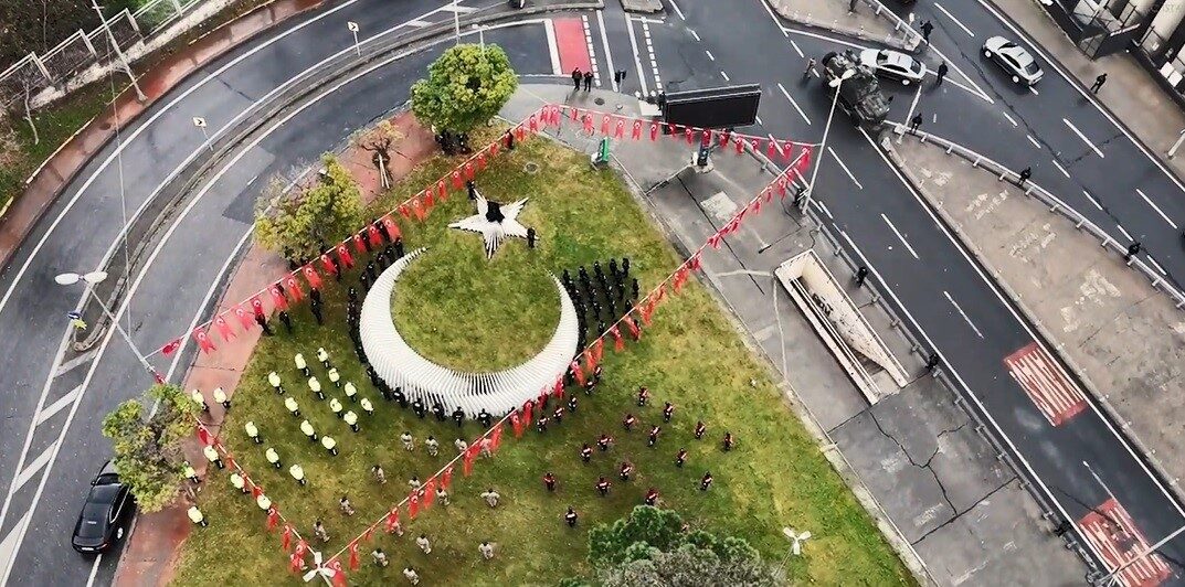 Beşiktaş’taki Terör Saldırısında Şehit Düşen Kahramanlar Bitlis’te Saygıyla Anıldı Beşiktaş’taki terör saldırısında şehit düşenler, Bitlis’te düzenlenen anma etkinliğiyle anıldı.