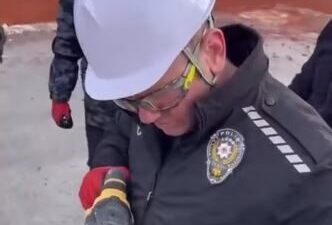 Ardahan Emniyet Müdürlüğü Çevik Kuvvet Şubesi'ndeki polisler, AFAD işbirliğiyle "Enkazda