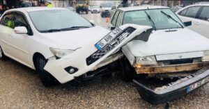 Şanlıurfa'nın Ceylanpınar ilçesinde iki otomobilin çarpışması sonucu maddi hasar oluştu.