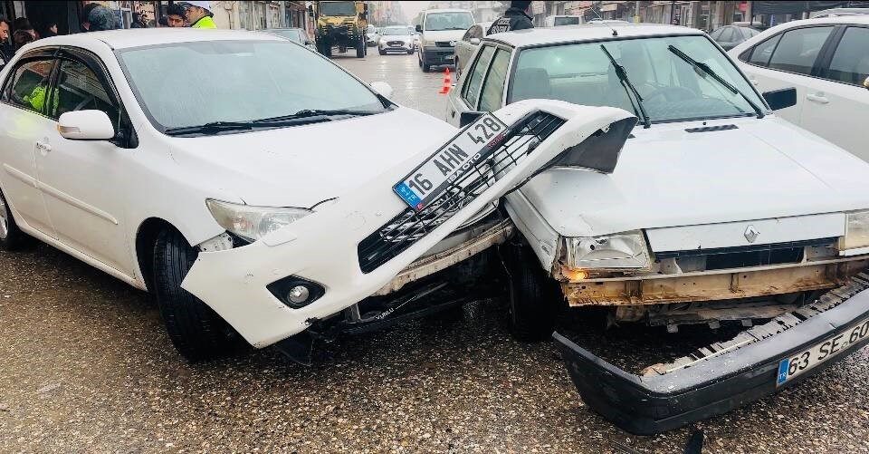 Şanlıurfa Ceylanpınar’da İki Araç Çarpıştı, Yaralanan Yok, Maddi Hasar Var Şanlıurfa'nın Ceylanpınar ilçesinde iki otomobilin çarpışması sonucu maddi hasar oluştu.