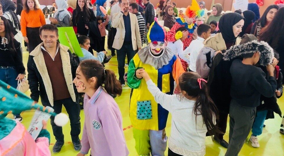 Ceylanpınar’da Engelli Bireyler İçin Farkındalık Etkinliği Gerçekleştirildi Ceylanpınar'da engelli bireylerin farkındalığını artırmak için düzenlenen etkinlikte 1,200 kişi