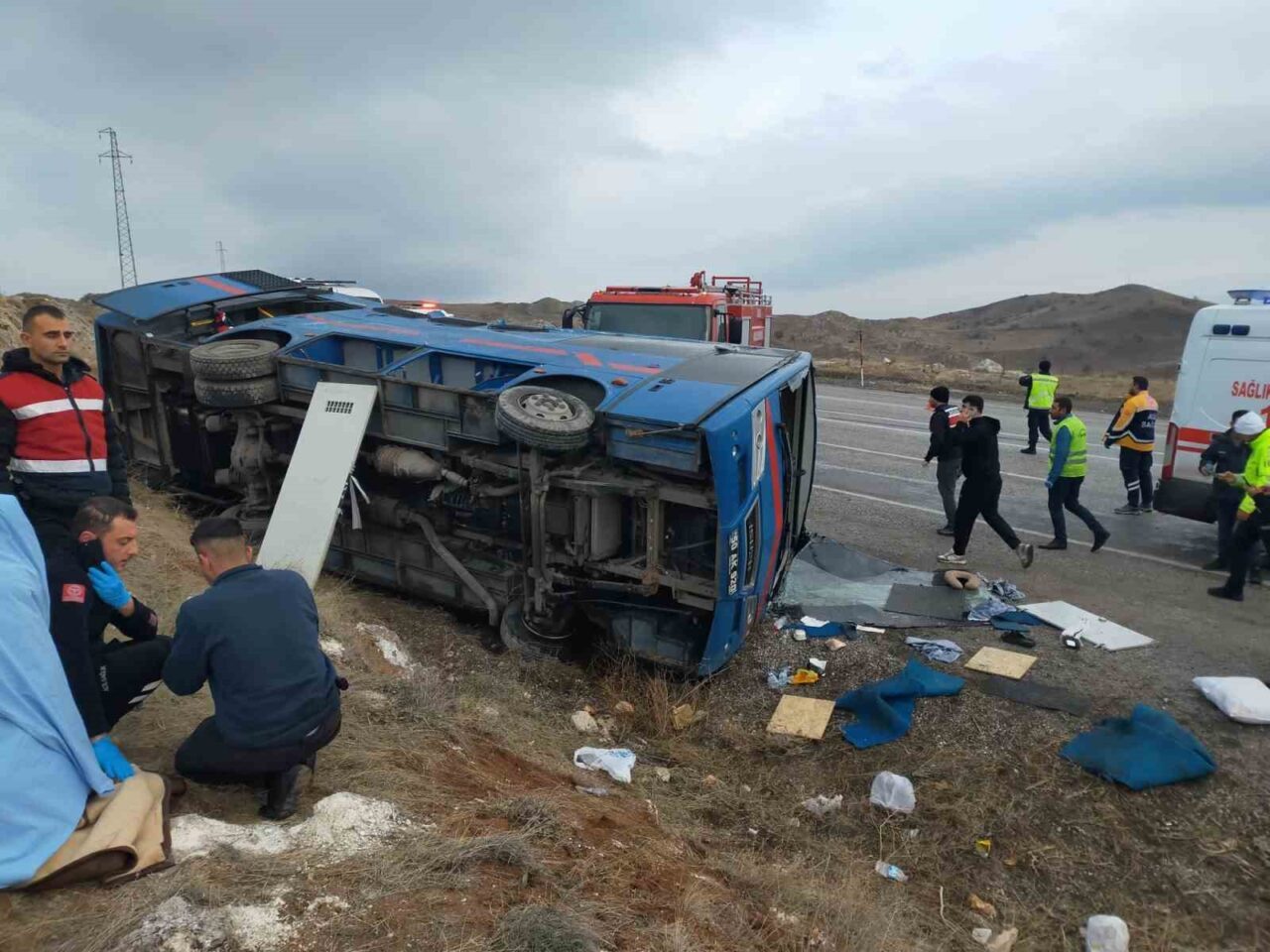Sivas'ın İmranlı ilçesinde cezaevi nakil aracı kaza yaparak devrildi. Araçta