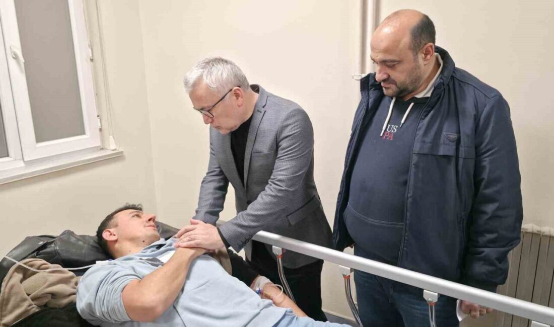 Sivas'ın Zara ilçesinde cezaevi personelini taşıyan otobüs, sürücünün direksiyon hakimiyetini