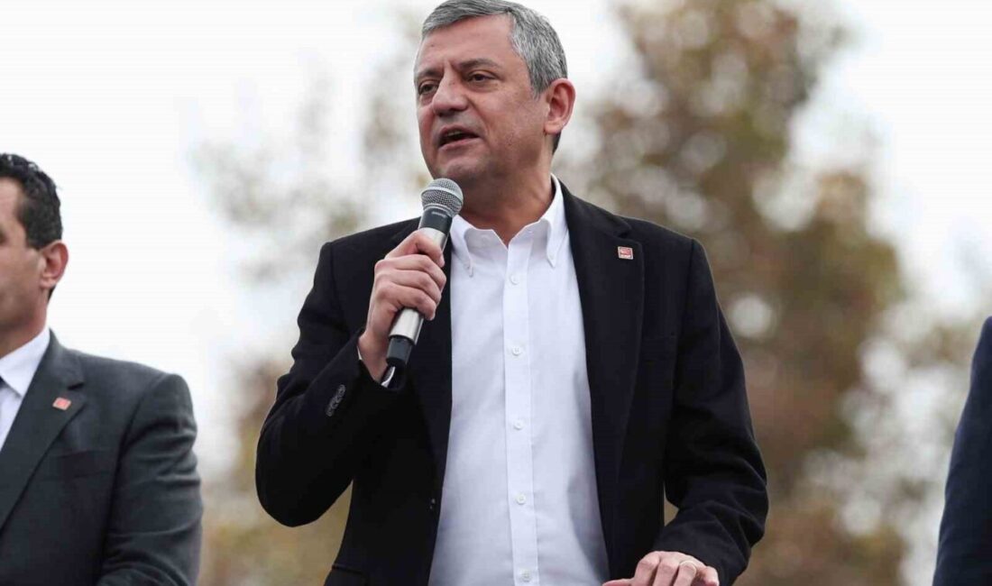 Özgür Özel: ” ortak geleceğimiz için birlikte mücadele edecek bir iktidarı inşa etmeliyiz” CHP Genel Başkanı Özgür Özel, Ankara'daki mitingde adil bir demokrasi