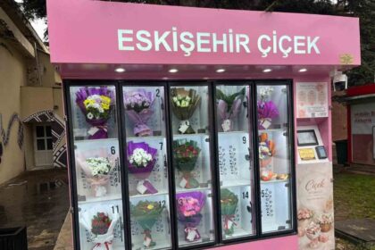 Anadolu Üniversitesi Kampüsü’nde Çiçek Otomatı İlgi Görüyor