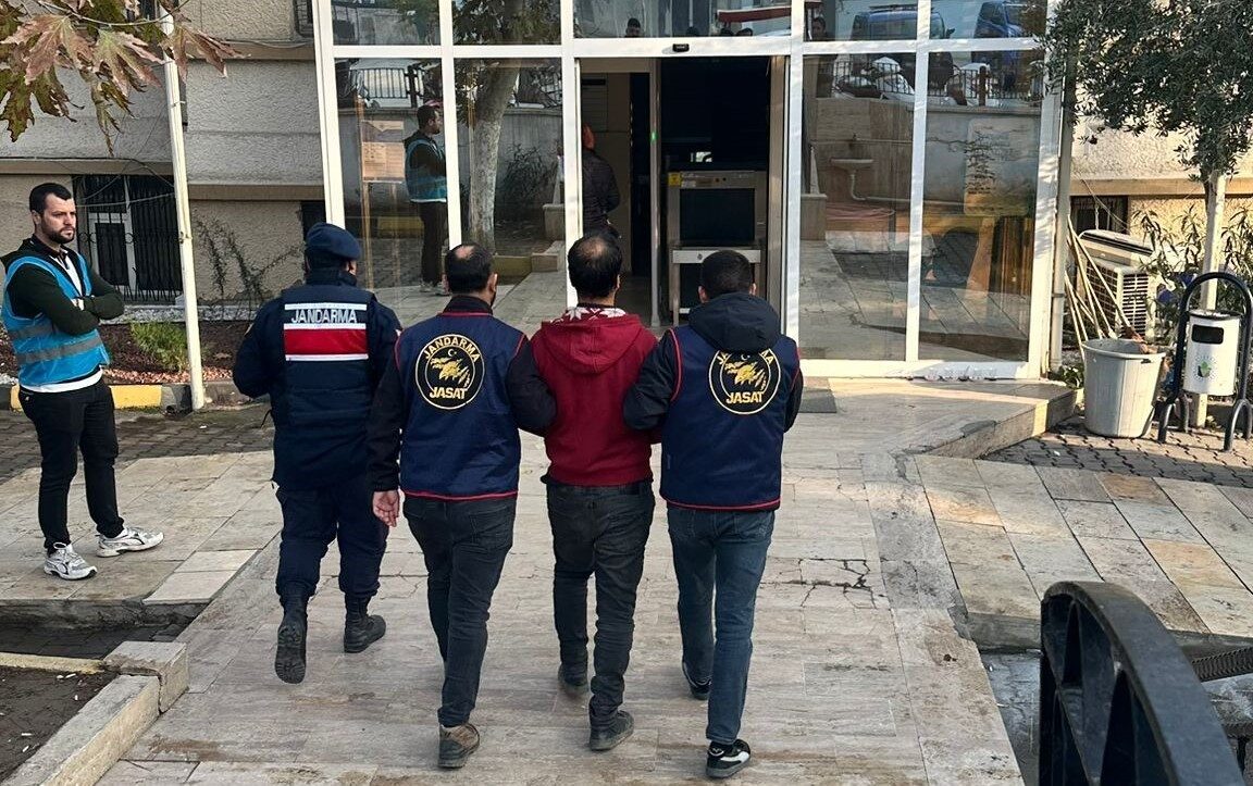 Alaşehir’de Çiftçilere Gasp Eden Zanlı Jandarma Tarafından Yakalandı Manisa Alaşehir'de, üzüm bağlarında çalışan çiftçilere yönelik gasp olaylarına karışan