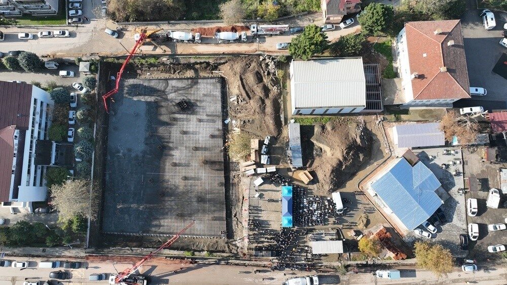 Gölcük'te depreme dayanaksız olduğu belirlenen Çiftlik Ulu Cami'nin yıkımının ardından,