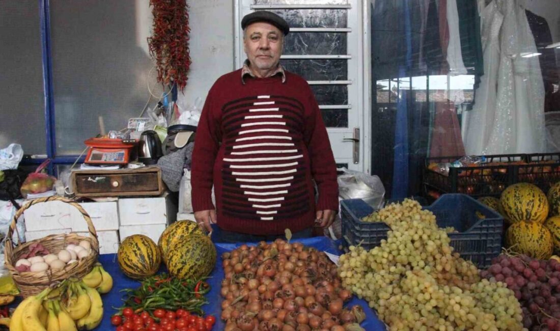 Muşmula Meyvesi Kış Aylarında Sağlık İçin Önemli Bir Seçenek Olarak Öne Çıkıyor Aydın Bozdoğan'da pazarcı Erol Meral, soğuk havaların gelmesiyle muşmula meyvesine
