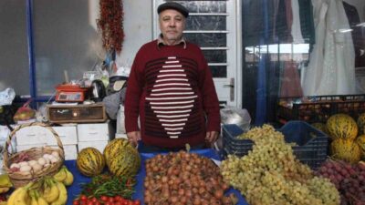 Aydın Bozdoğan'da pazarcı Erol Meral, soğuk havaların gelmesiyle muşmula meyvesine