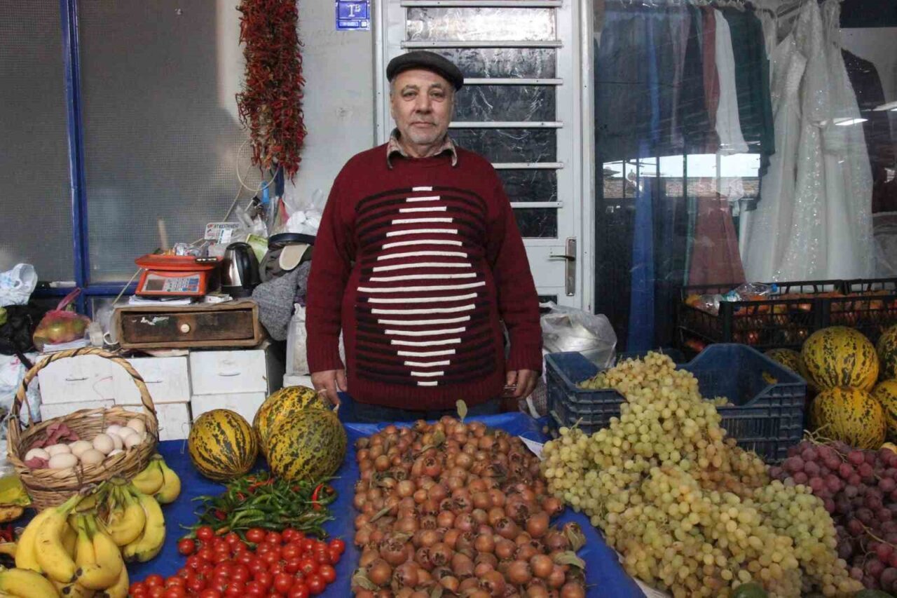 Aydın Bozdoğan'da pazarcı Erol Meral, soğuk havaların gelmesiyle muşmula meyvesine