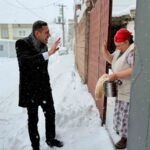 Diyarbakır’ın Çınar ilçesinde, eksi 12 derecede ihtiyaç sahiplerine sıcak yemek dağıtımı gerçekleştirildi.