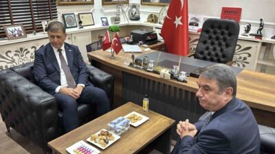 İzmir Büyükşehir Belediye Başkanı Dr. Cemil Tugay, belediye işçilerinin çıplak