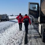 Cizre-Nusaybin karayolunda yoğun kar nedeniyle mahsur kalan tır şoförlerine Kızılay yardım etti.