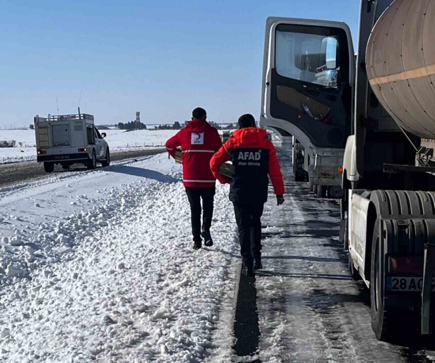 Cizre-Nusaybin karayolunda yoğun kar nedeniyle mahsur kalan tır şoförlerine Kızılay yardım etti.