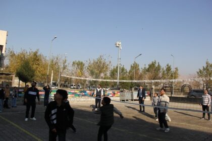 Cizre Milli Eğitim Müdürü İke, Vatan Ortaokulu’nda Öğrencilerle Voleybol Maçı Yaptı