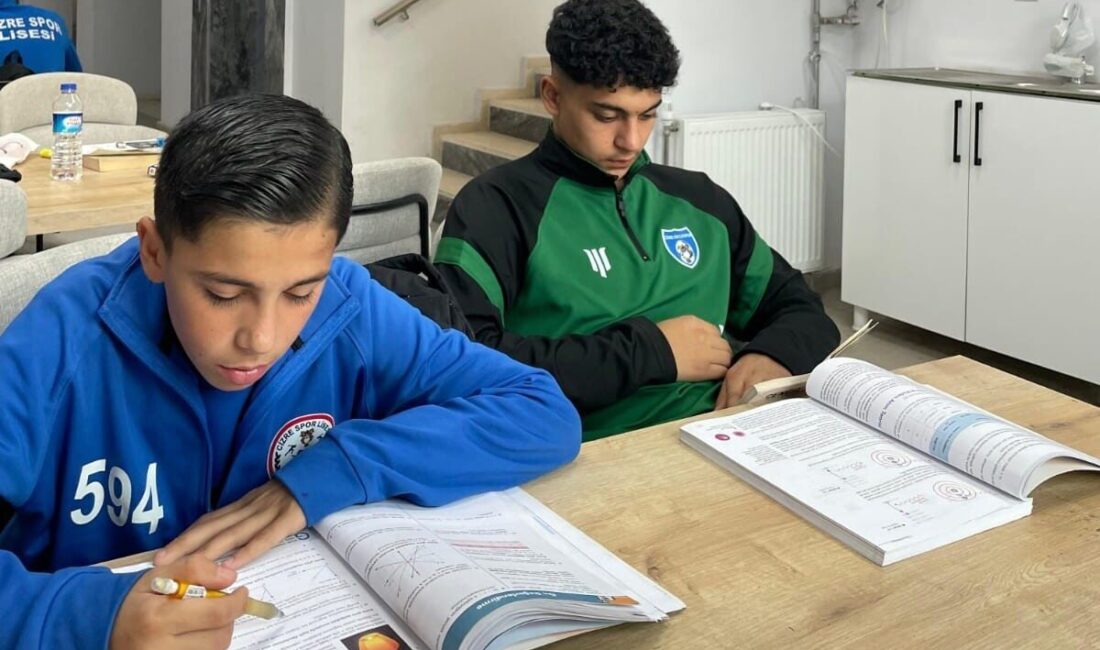 Cizre Diclespor'un U15 futbolcuları, şampiyonluk hedefiyle antrenman sonrası 100. Yıl