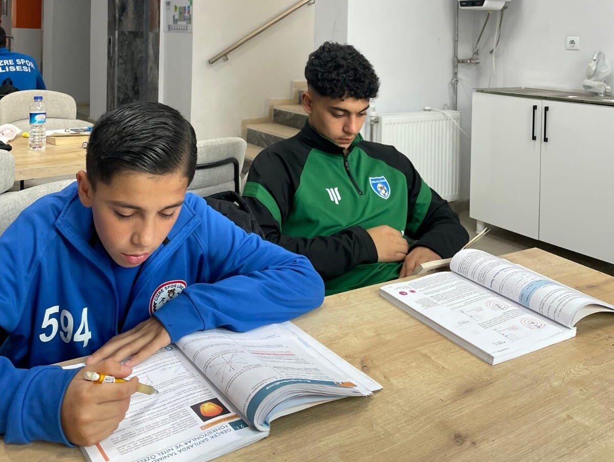 Cizre Diclesporlu Genç Futbolcular, Antrenman Sonrası Kütüphanede Eğitimlerine Devam Ediyor