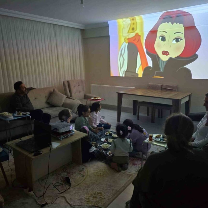 Bilecik Aile ve Sosyal Hizmetler Müdürü Nejat İlhan, çocuk evlerinde yaşayanlara çizgi film sürprizi yaptı.
