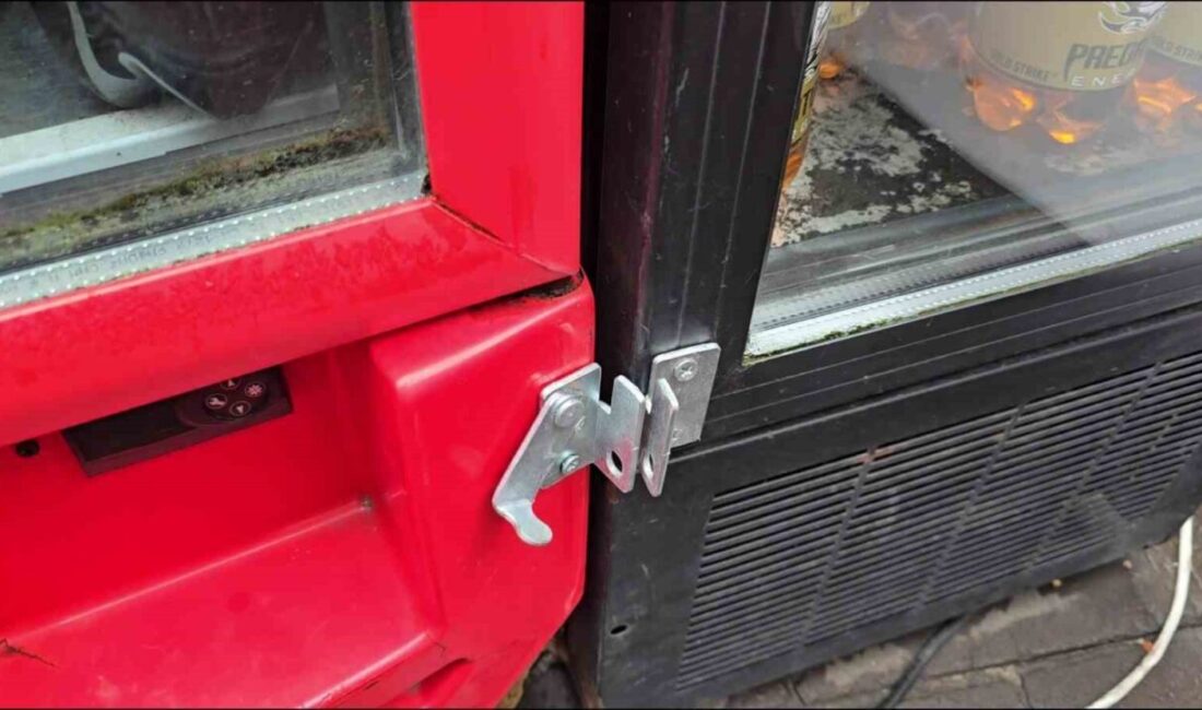 Ereğli’de Çocukların Hırsızlık Girişimi: Güvenlik Kameraları Her Şeyi Kaydetti Zonguldak'ın Ereğli ilçesinde, büfe işletmecisi Ergin Avşar, çocukların büfesinden enerji