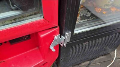 Zonguldak'ın Ereğli ilçesinde, büfe işletmecisi Ergin Avşar, çocukların büfesinden enerji