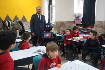 Konya’da Şivlilik Geleneğini Tanıtan Robot, Çocuklara Paylaşmayı Öğretiyor