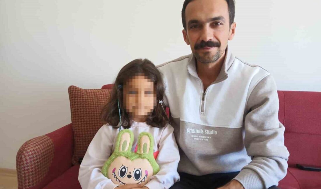 Ankara’da Pitbull Saldırısında Yaralanan Kardeşlerden Biri Taburcu Oldu; Baba, Komşusuna 12 Kez Şikayette Bulunduğunu Açıkladı Ankara'nın Etimesgut ilçesinde pitbull cinsi köpeğin saldırısına uğrayan Efe ve