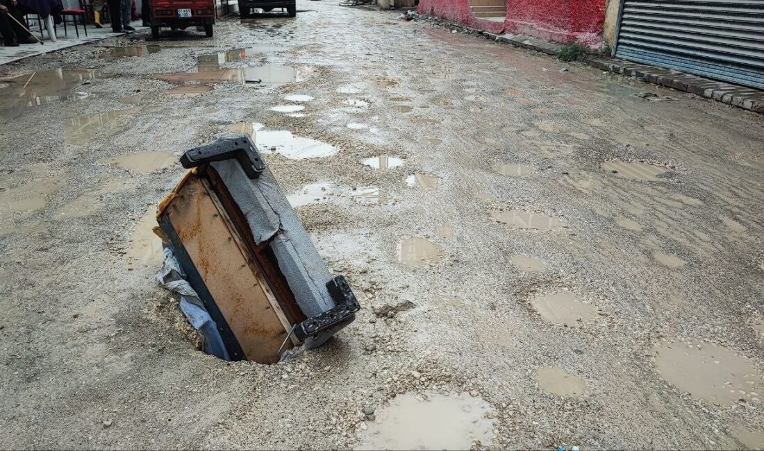 Adana’da altyapı çalışması sonrası yol çökmesi, esnafı kendi önlemlerini almaya zorladı Adana'nın Seyhan ilçesindeki Defne Caddesi'nde bir aylık altyapı çalışmasının ardından