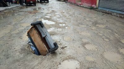 Adana'da, altyapı çalışmaları sırasında bozulan Defne Caddesi'nde son yağmurlar sonrası