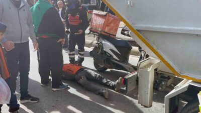 Muğla'nın Menteşe ilçesinde, İsmet İnönü Caddesi'nde bir motokurye, temizlik işlerine