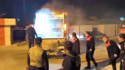 Hatay'ın Antakya ilçesinde çöp toplayan bir kamyonda çıkan yangın, sürücünün