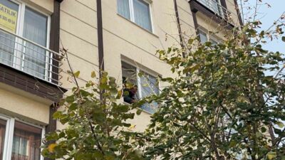 Çorlu'da bir apartmanın ikinci katından düşen 1 yaşındaki E.L.K. ağır