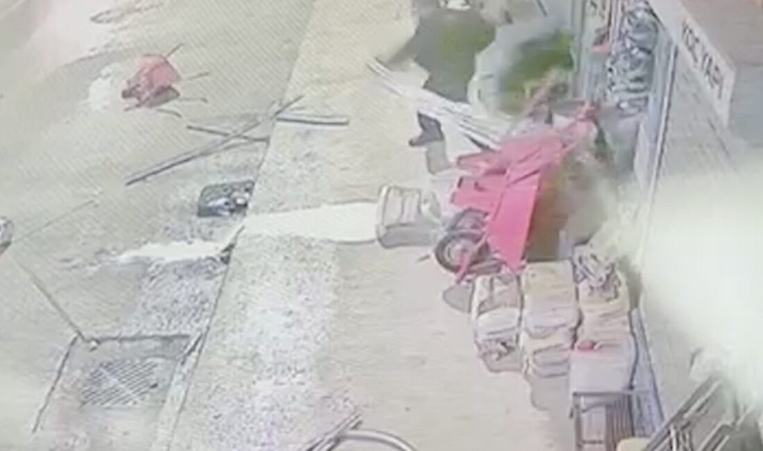 Osmancık’ta Cadde Üzerine Malzeme Fırlatan Şahıs, Marketin Camını Kırdı Çorum'un Osmancık ilçesinde, kimliği belirsiz bir kişi, caddede bulunan dükkanların